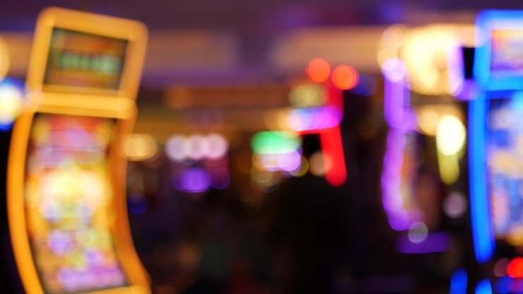 Antarmuka aplikasi mobile axistoto menampilkan menu utama dengan pilihan kasino langsung, sportsbook, dan permainan slot